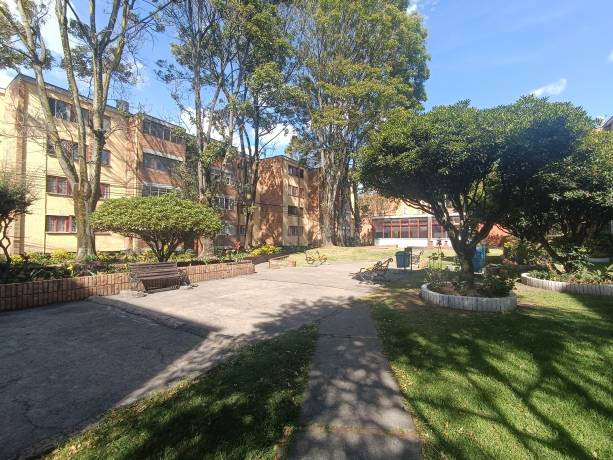 Hermoso apartamento de metros cuadros en el sector Eduardo Santos en una zona de alta valoración (Unidad de Vivienda Hans Drews Arango).  Cuenta con 4 habitaciones con closet, 2 baños, amplia zona social con balcón y excelente iluminación,cocina semi integral y zona de lavandería independiente. La unidad residencial es patrimonio cultural arquitectónico del distrito, cuenta con amplias zonas verdes, salón social, locales comerciales, jardín infantil, canchas de baloncesto y microfútbol y parqueadero comunal , Frente a estación de Transmilenio Hospital de la caracas.