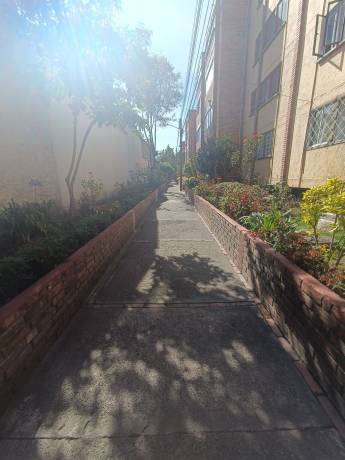 Hermoso apartamento de metros cuadros en el sector Eduardo Santos en una zona de alta valoración (Unidad de Vivienda Hans Drews Arango).  Cuenta con 4 habitaciones con closet, 2 baños, amplia zona social con balcón y excelente iluminación,cocina semi integral y zona de lavandería independiente. La unidad residencial es patrimonio cultural arquitectónico del distrito, cuenta con amplias zonas verdes, salón social, locales comerciales, jardín infantil, canchas de baloncesto y microfútbol y parqueadero comunal , Frente a estación de Transmilenio Hospital de la caracas.