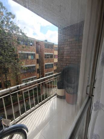 Hermoso apartamento de metros cuadros en el sector Eduardo Santos en una zona de alta valoración (Unidad de Vivienda Hans Drews Arango).  Cuenta con 4 habitaciones con closet, 2 baños, amplia zona social con balcón y excelente iluminación,cocina semi integral y zona de lavandería independiente. La unidad residencial es patrimonio cultural arquitectónico del distrito, cuenta con amplias zonas verdes, salón social, locales comerciales, jardín infantil, canchas de baloncesto y microfútbol y parqueadero comunal , Frente a estación de Transmilenio Hospital de la caracas.