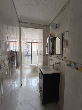 Hermoso apartamento de metros cuadros en el sector Eduardo Santos en una zona de alta valoración (Unidad de Vivienda Hans Drews Arango).  Cuenta con 4 habitaciones con closet, 2 baños, amplia zona social con balcón y excelente iluminación,cocina semi integral y zona de lavandería independiente. La unidad residencial es patrimonio cultural arquitectónico del distrito, cuenta con amplias zonas verdes, salón social, locales comerciales, jardín infantil, canchas de baloncesto y microfútbol y parqueadero comunal , Frente a estación de Transmilenio Hospital de la caracas.
