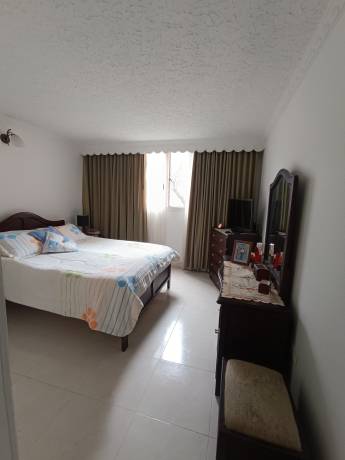 Hermoso apartamento de metros cuadros en el sector Eduardo Santos en una zona de alta valoración (Unidad de Vivienda Hans Drews Arango).  Cuenta con 4 habitaciones con closet, 2 baños, amplia zona social con balcón y excelente iluminación,cocina semi integral y zona de lavandería independiente. La unidad residencial es patrimonio cultural arquitectónico del distrito, cuenta con amplias zonas verdes, salón social, locales comerciales, jardín infantil, canchas de baloncesto y microfútbol y parqueadero comunal , Frente a estación de Transmilenio Hospital de la caracas.