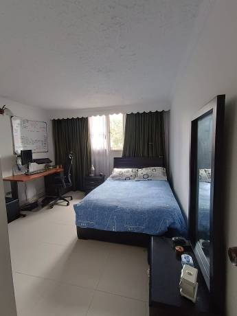 Hermoso apartamento de metros cuadros en el sector Eduardo Santos en una zona de alta valoración (Unidad de Vivienda Hans Drews Arango).  Cuenta con 4 habitaciones con closet, 2 baños, amplia zona social con balcón y excelente iluminación,cocina semi integral y zona de lavandería independiente. La unidad residencial es patrimonio cultural arquitectónico del distrito, cuenta con amplias zonas verdes, salón social, locales comerciales, jardín infantil, canchas de baloncesto y microfútbol y parqueadero comunal , Frente a estación de Transmilenio Hospital de la caracas.