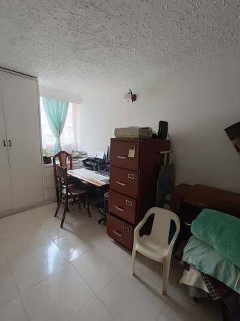 Hermoso apartamento de metros cuadros en el sector Eduardo Santos en una zona de alta valoración (Unidad de Vivienda Hans Drews Arango).  Cuenta con 4 habitaciones con closet, 2 baños, amplia zona social con balcón y excelente iluminación,cocina semi integral y zona de lavandería independiente. La unidad residencial es patrimonio cultural arquitectónico del distrito, cuenta con amplias zonas verdes, salón social, locales comerciales, jardín infantil, canchas de baloncesto y microfútbol y parqueadero comunal , Frente a estación de Transmilenio Hospital de la caracas.