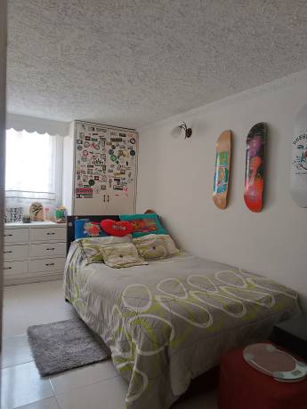 Hermoso apartamento de metros cuadros en el sector Eduardo Santos en una zona de alta valoración (Unidad de Vivienda Hans Drews Arango).  Cuenta con 4 habitaciones con closet, 2 baños, amplia zona social con balcón y excelente iluminación,cocina semi integral y zona de lavandería independiente. La unidad residencial es patrimonio cultural arquitectónico del distrito, cuenta con amplias zonas verdes, salón social, locales comerciales, jardín infantil, canchas de baloncesto y microfútbol y parqueadero comunal , Frente a estación de Transmilenio Hospital de la caracas.
