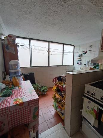 Hermoso apartamento de metros cuadros en el sector Eduardo Santos en una zona de alta valoración (Unidad de Vivienda Hans Drews Arango).  Cuenta con 4 habitaciones con closet, 2 baños, amplia zona social con balcón y excelente iluminación,cocina semi integral y zona de lavandería independiente. La unidad residencial es patrimonio cultural arquitectónico del distrito, cuenta con amplias zonas verdes, salón social, locales comerciales, jardín infantil, canchas de baloncesto y microfútbol y parqueadero comunal , Frente a estación de Transmilenio Hospital de la caracas.