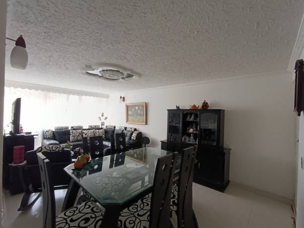 Hermoso apartamento de metros cuadros en el sector Eduardo Santos en una zona de alta valoración (Unidad de Vivienda Hans Drews Arango).  Cuenta con 4 habitaciones con closet, 2 baños, amplia zona social con balcón y excelente iluminación,cocina semi integral y zona de lavandería independiente. La unidad residencial es patrimonio cultural arquitectónico del distrito, cuenta con amplias zonas verdes, salón social, locales comerciales, jardín infantil, canchas de baloncesto y microfútbol y parqueadero comunal , Frente a estación de Transmilenio Hospital de la caracas.